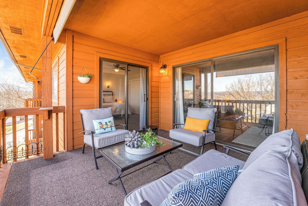 Bright Stylish Condo w/ Balcony
