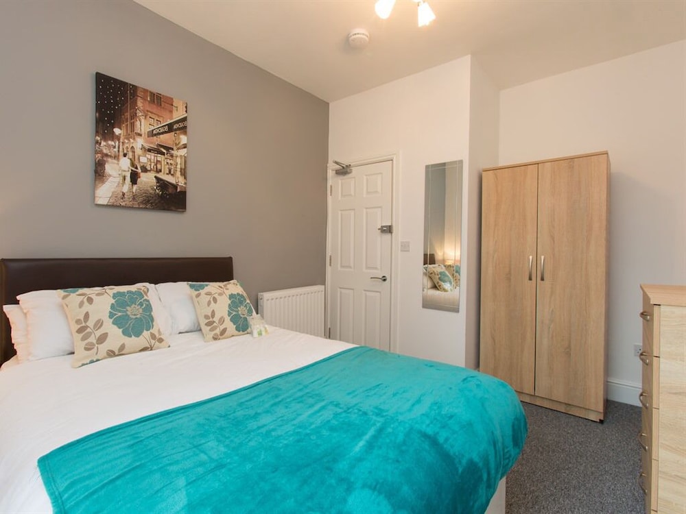 Town House @ Minshull New Road