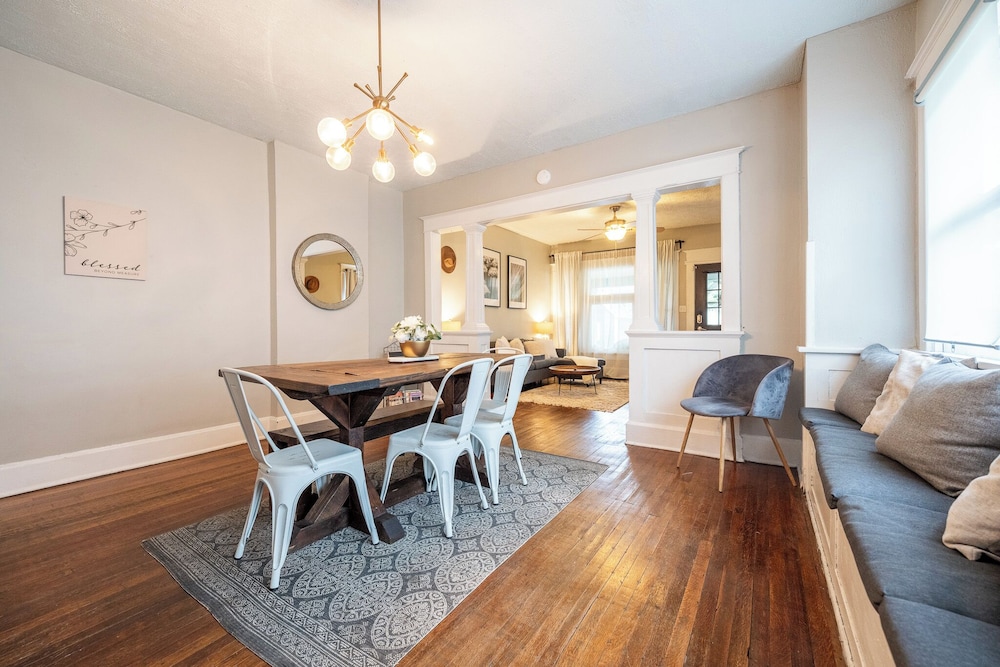 Spacious Duplex for 14 in Downtown