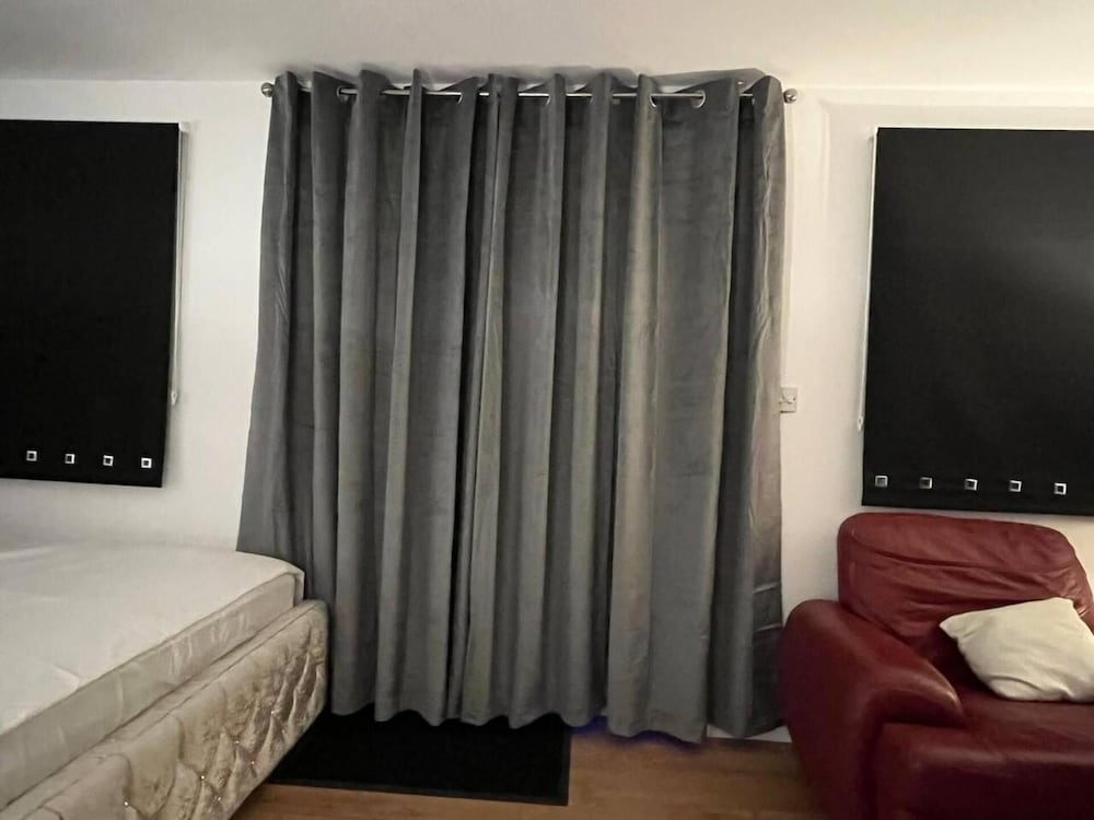 Remarkable 1-bed Studio in Staines - Surrey view 2