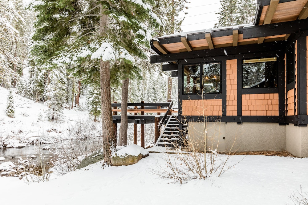 Joy on the River Stunning Waterfront Home for 10