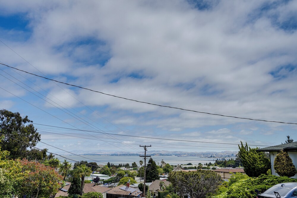 Near Golf, Trails & Parks: Lush Pinole Retreat
