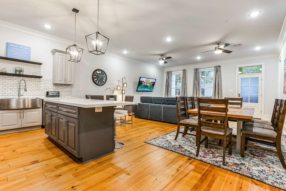 New Orleans Vacations - Stunning 4 5 BRs w Pool by Hosteeva - Property Image 110