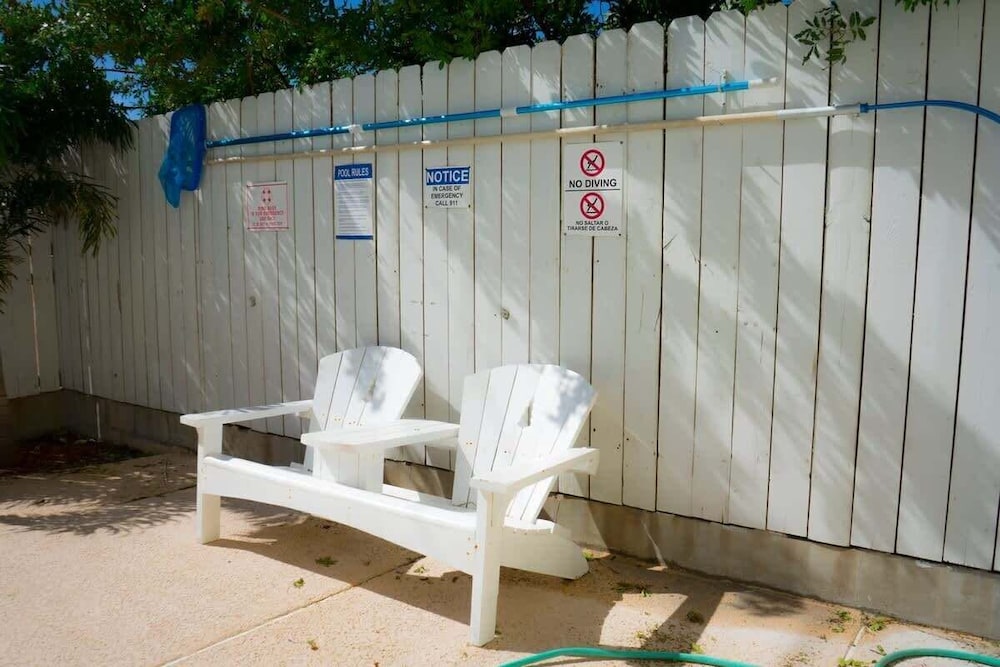 Open & Modern Pool #b Walk To Beach 2 Bedroom Condo