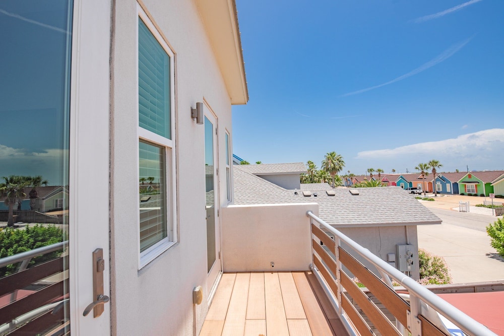 Waterfront Condo With Rooftop + Pool + Boat Slips