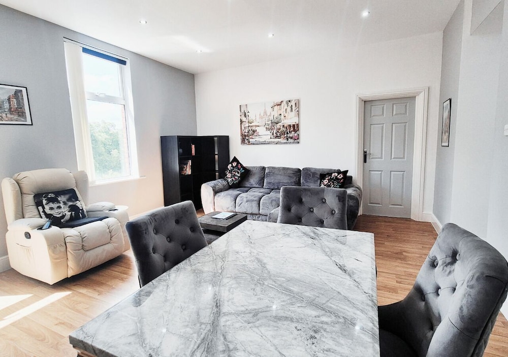 Stylish & Modern 2BR Flat