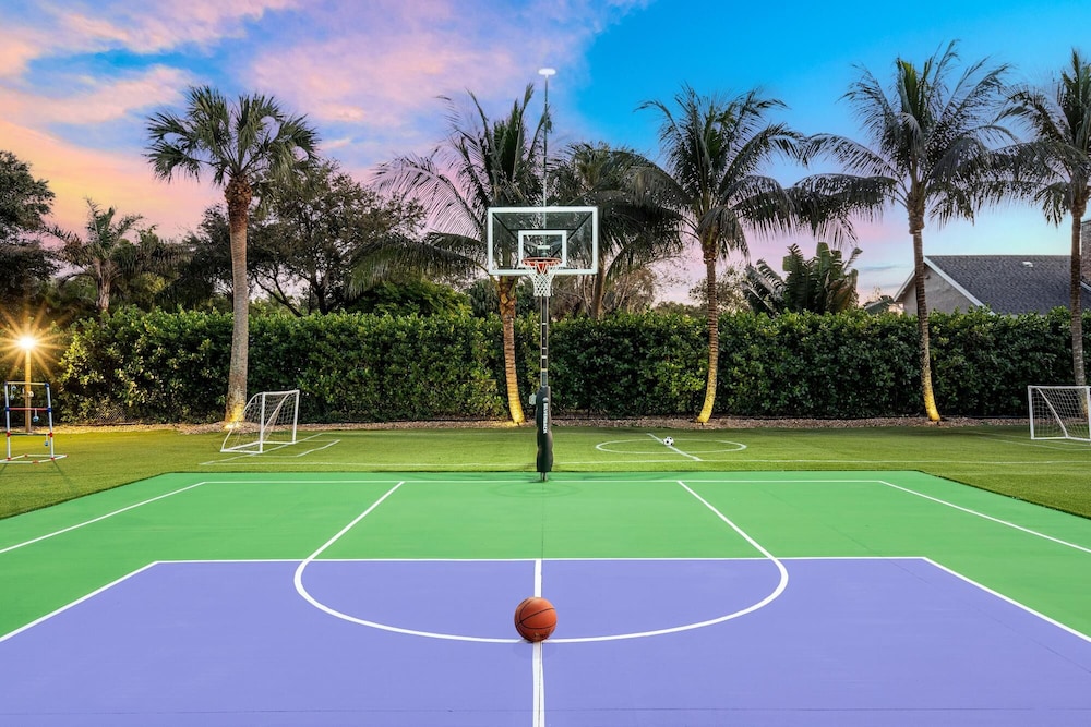 Luxurious 7-Bedroom Villa with Pool & Games