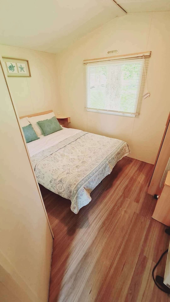 3-bed Cabin, Sleeps 6 With Pool & 5 Mins to Beach