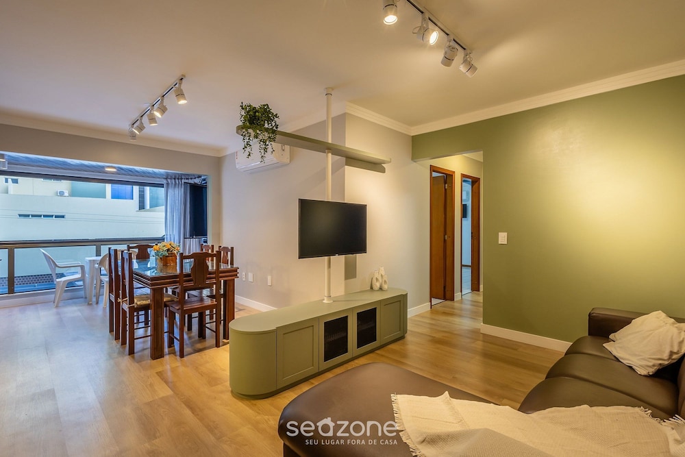 3BR Apt w/ Balcony 240m From Sea Meia Praia Eio203