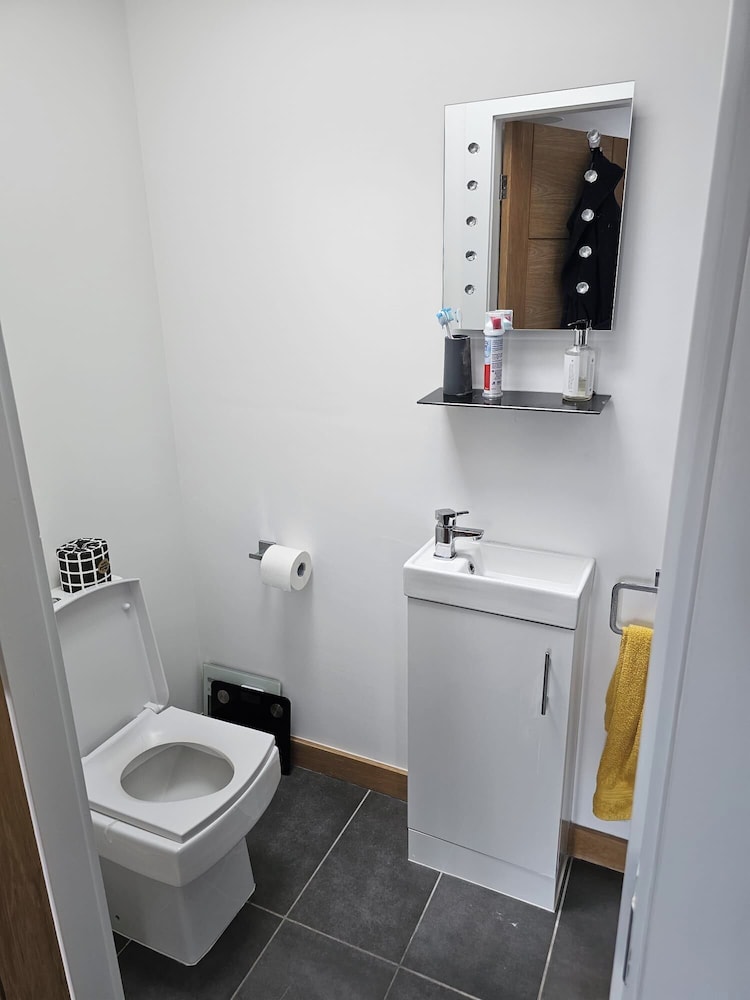 Modern, Large Open Plan 4 bed Property in Abergele