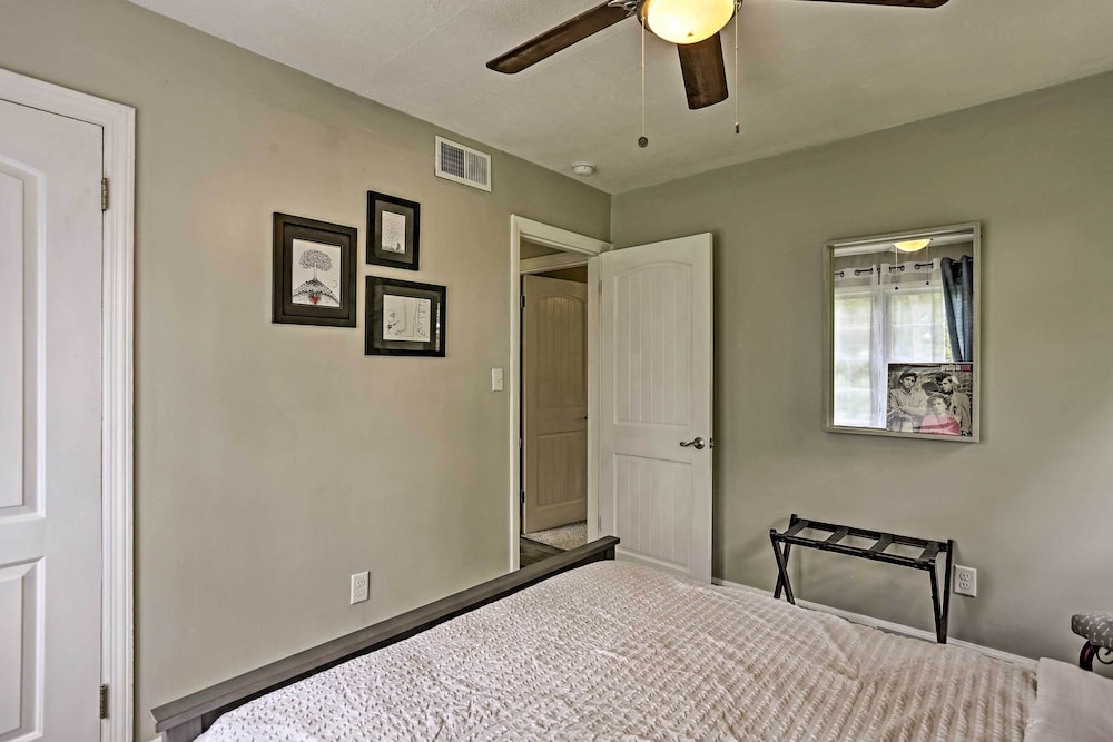 Family-friendly Escape ~ 6 Mi to City Center!