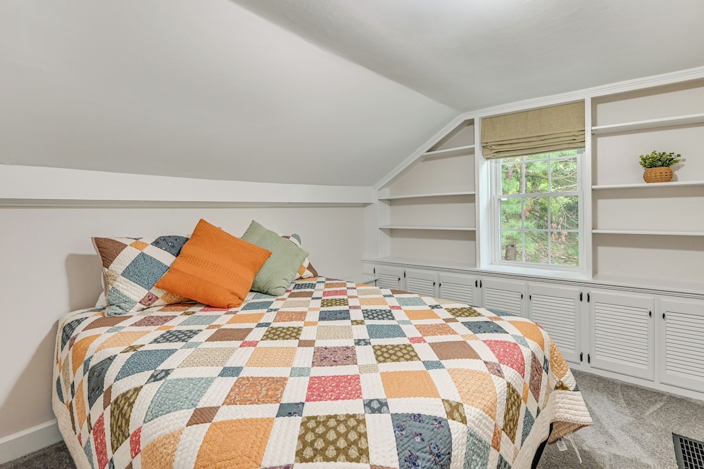 Cottage-chic Retreat < 1 Mi to Connecticut River!