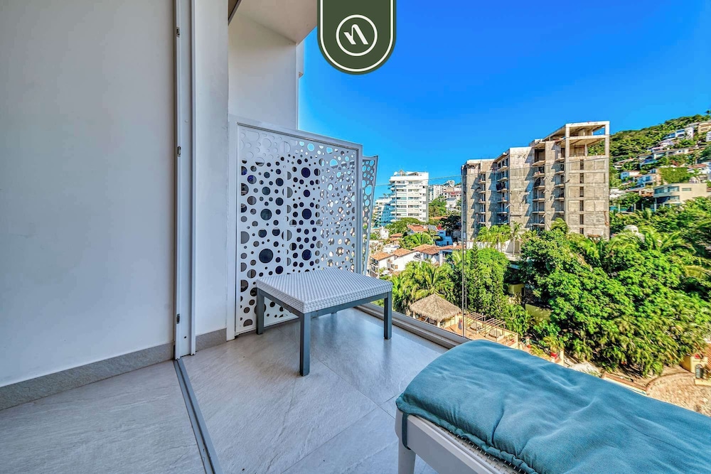 Oceanview Luxury Condo - Private Beach - Rooftpop
