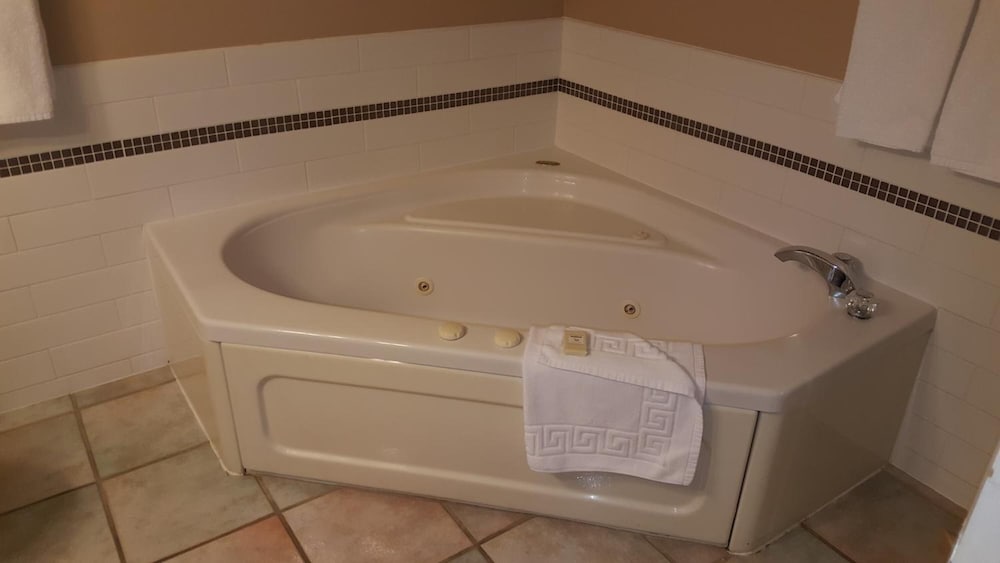 The Cedarwood Inn & Suites