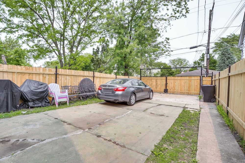 < 2 Mi to Uchicago: Pet-friendly Getaway w/ Yard