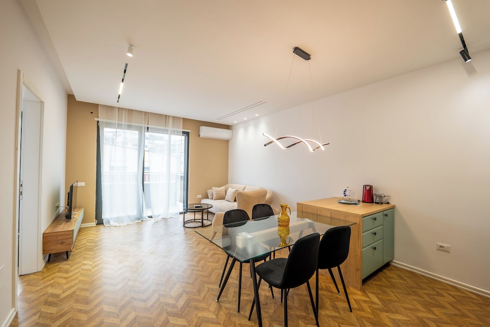 Tirent Apartment-Modern 1-Bedroom Stay Near Liqeni i Thatë