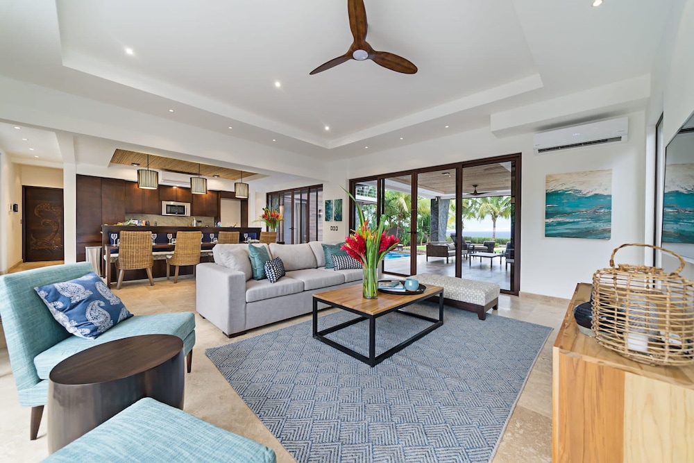 Beachfront Villa - Sunsets and Daily Maid Service