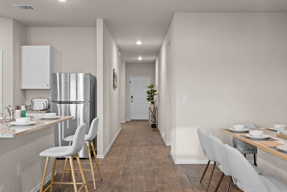 @ Marbella Lane - Amazing 4BR Lakeview Home