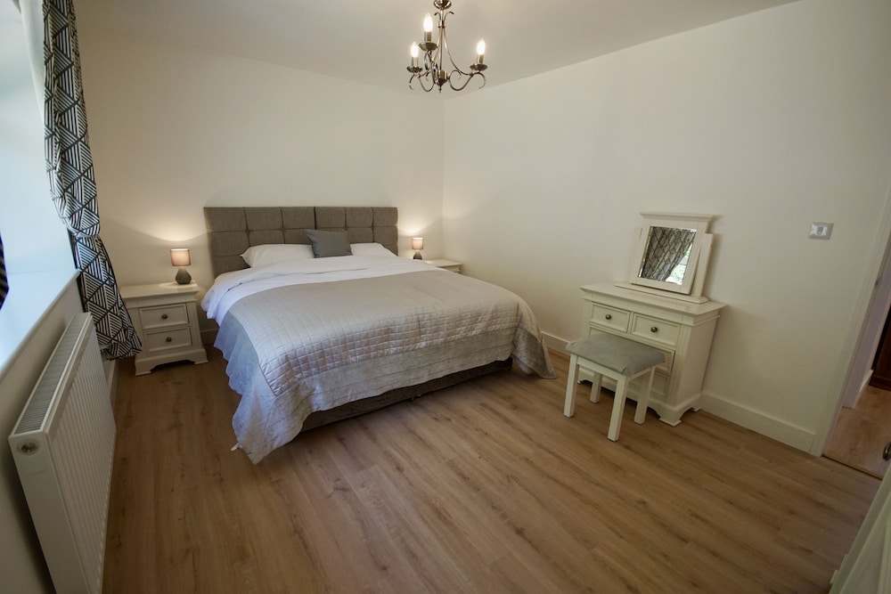 Vale View - Sleeps 6 - Pets Ok - Garden - Parking