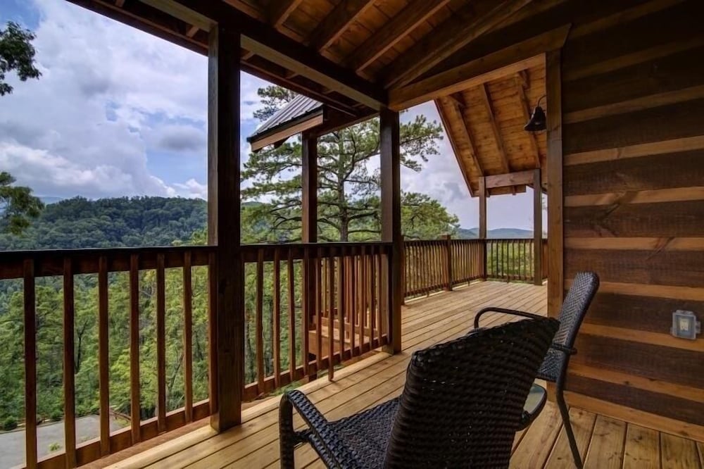 Lazy Bear Lodge - 4 Bedrooms, 4 Baths, Sleeps 14 Home by RedAwning