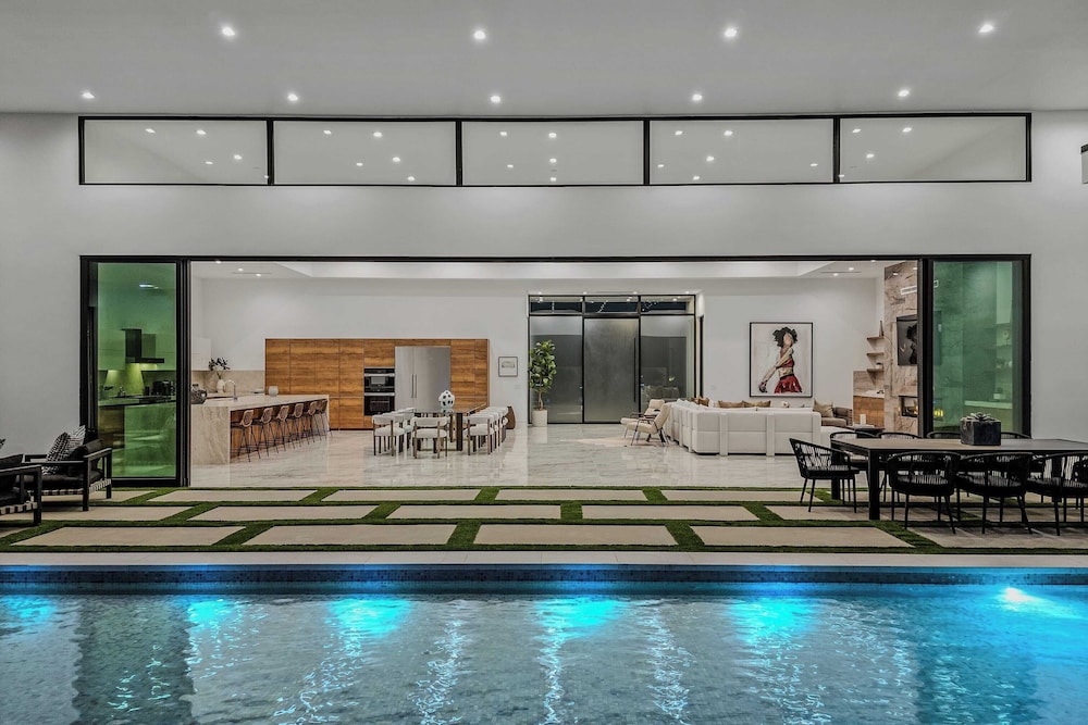 Sleeps 31 2 Luxury Villas w/ Pool + Spa, Putting Green Bravo by Avantstay