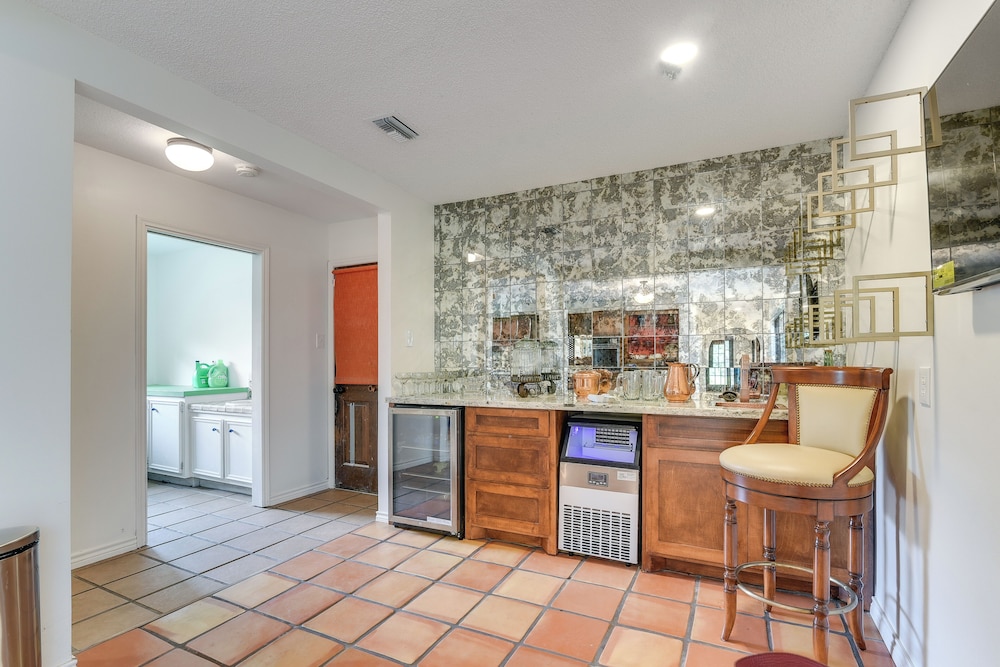 2 Mi to Dtwn: Spacious Angleton Home w/ Courtyard!