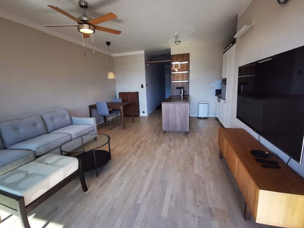 Free Parking Modern Smichov Apt Large Balcony, 10 Minutes Metro to Central