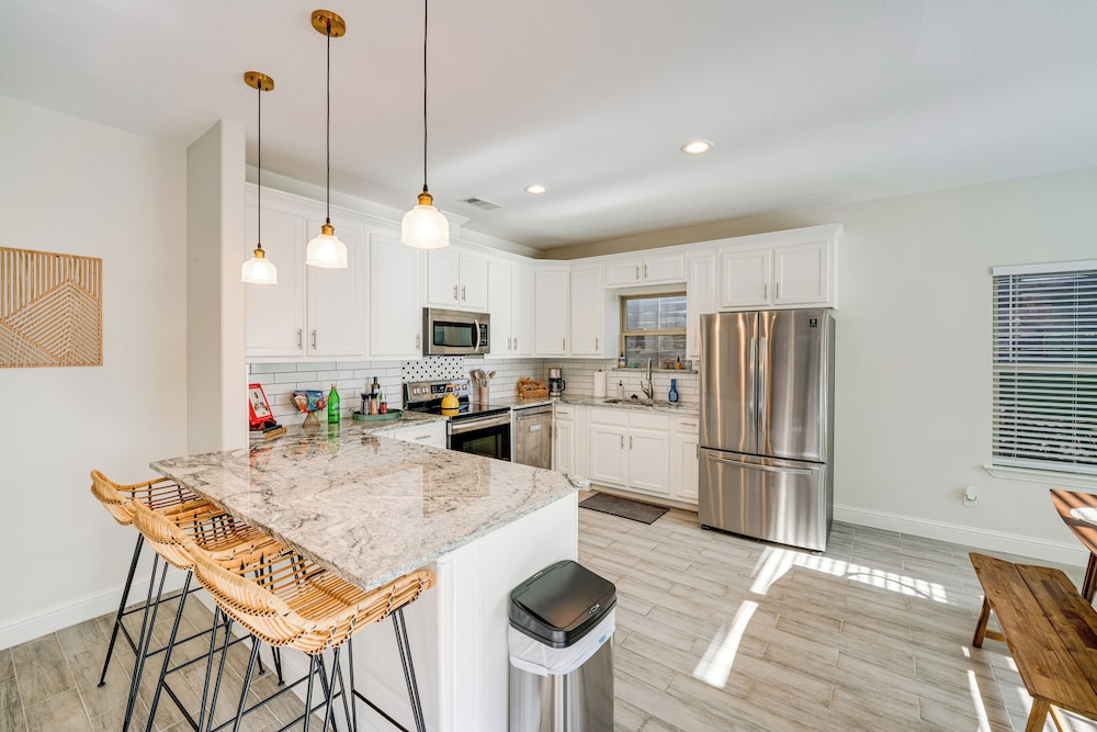 10 Mi to Dtwn Dallas: Chic Home w/ Yard!