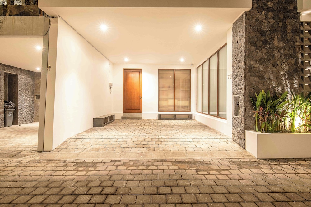 Luxury 5-bedroom Canggu Beach Villa With Scenic Ri