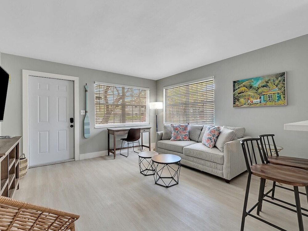 Cozy 1BR Seaside, Steps to Hollywood Beach & More