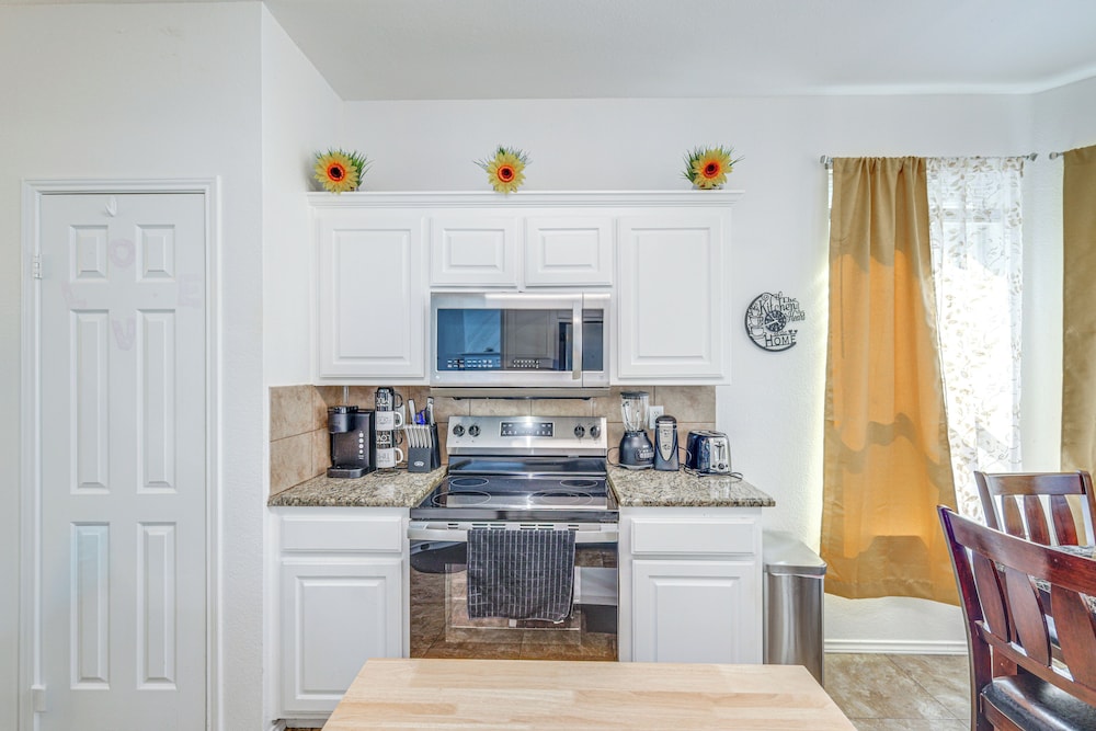 3 Mi to Dfw: Pet-friendly Euless Home