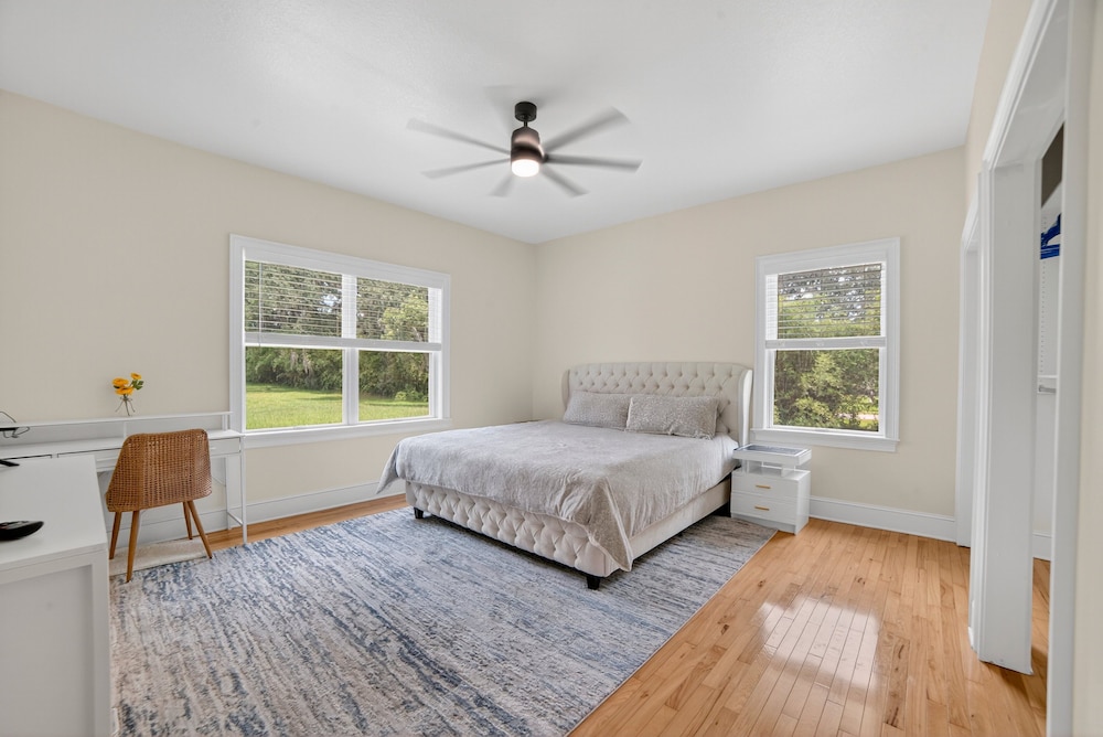 Lakeland Oasis Hot Tub, Lanai & Fire Pit 3 Bedroom Home