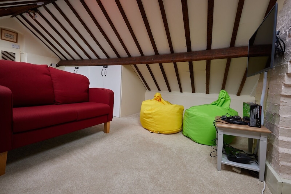Fab 2 Bed Cotswolds Cottage With Private Courtyard view 2