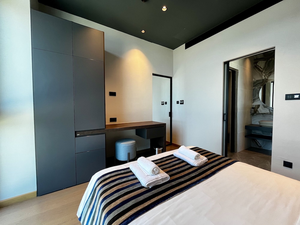 128 LIM - 2106 Stay Only Tower Suite