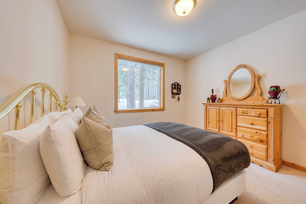 Pinewood Lodge by Avantstay Cozy Cabin Near Ski Resorts & Hiking