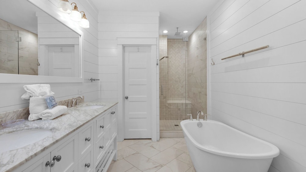 Best of Both Worlds: Pool, Golf Cart, Nearby Attractions & Steps to Beach!