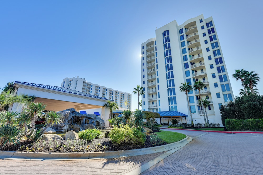Walk to White-sand Beach: Resort Condo in Destin!