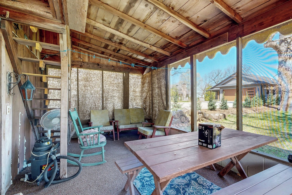 6BR Lakefront Estate w/ Private Piers & Patios