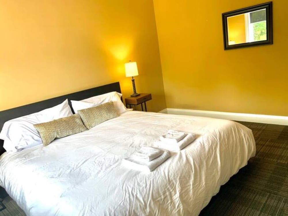 Professional Three Bedroom Condo Suite - Image 2