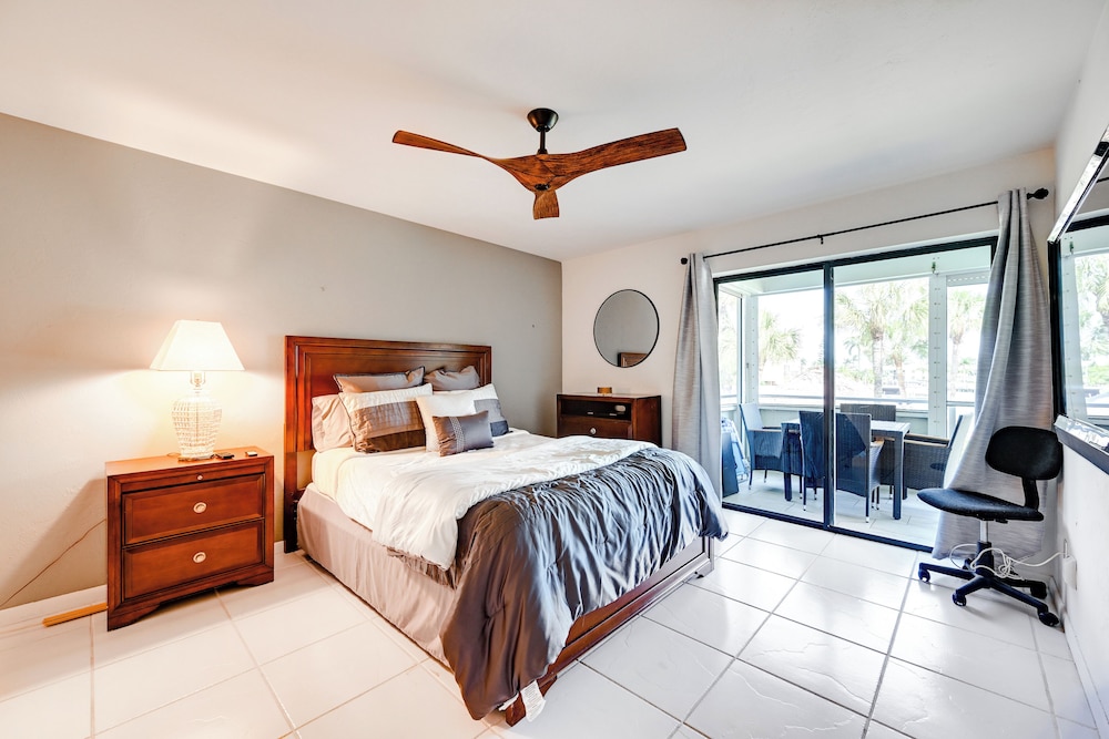 Waterfront Marco Island Condo < 1/4 Mi to Beach!