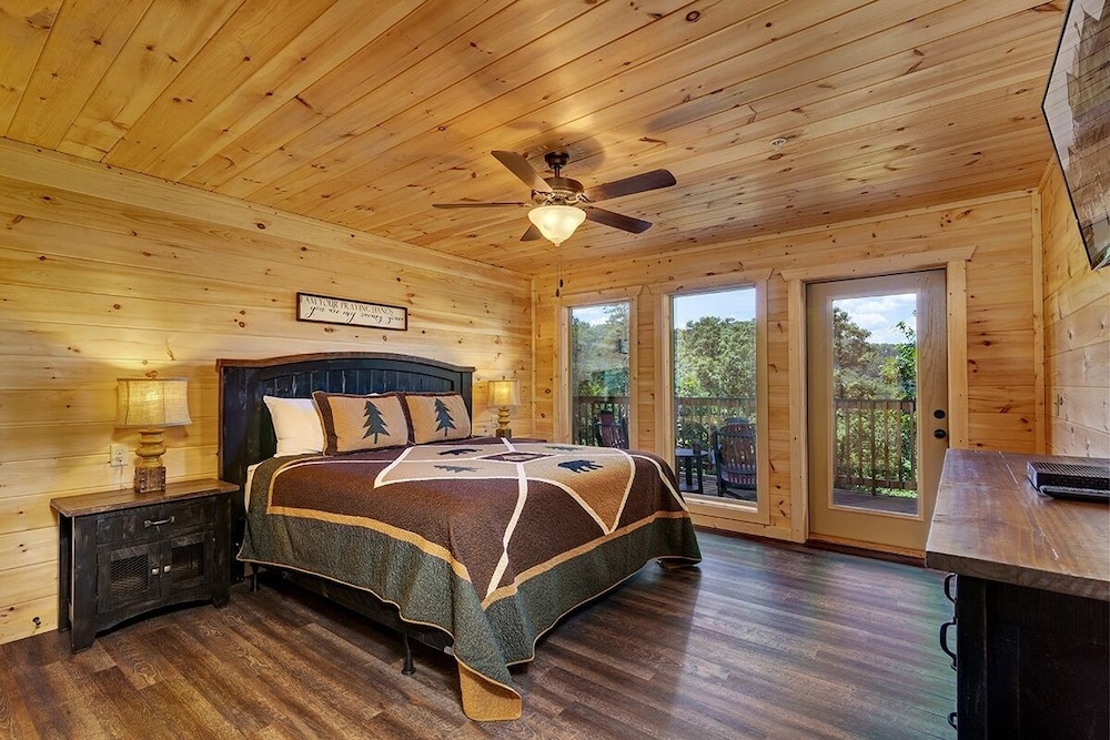 Bee Chillin Bear Inn - 7 Bedrooms, 7 Baths, Sleeps 26 7 Cabin by RedAwning view 4