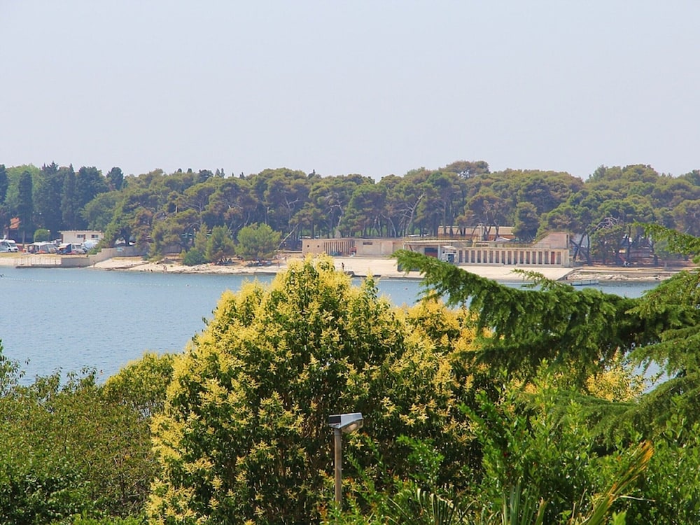 Apartment in Pula With Garden