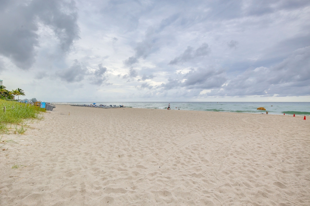 Steps to Sand: Ocean-view Condo in Hollywood