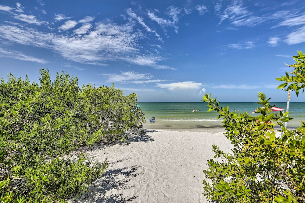 Beachfront Condo w/ Bay View in Fort Myers Beach!