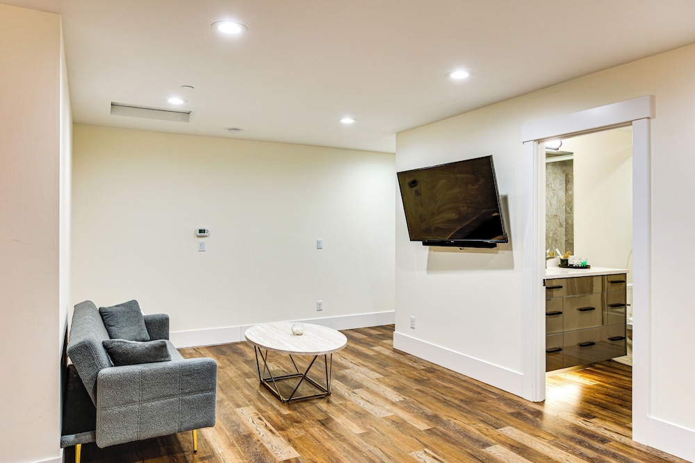 Quiet PNW Base: Walkable Apt in Normandy Park