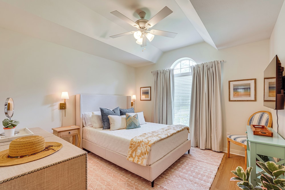 30A Poolside Oasis: 2 Mi to Beach & Boat Access