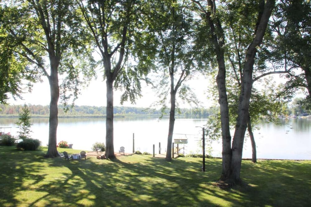 Miner Lake Lakefront Beach Cottage for Family Fun