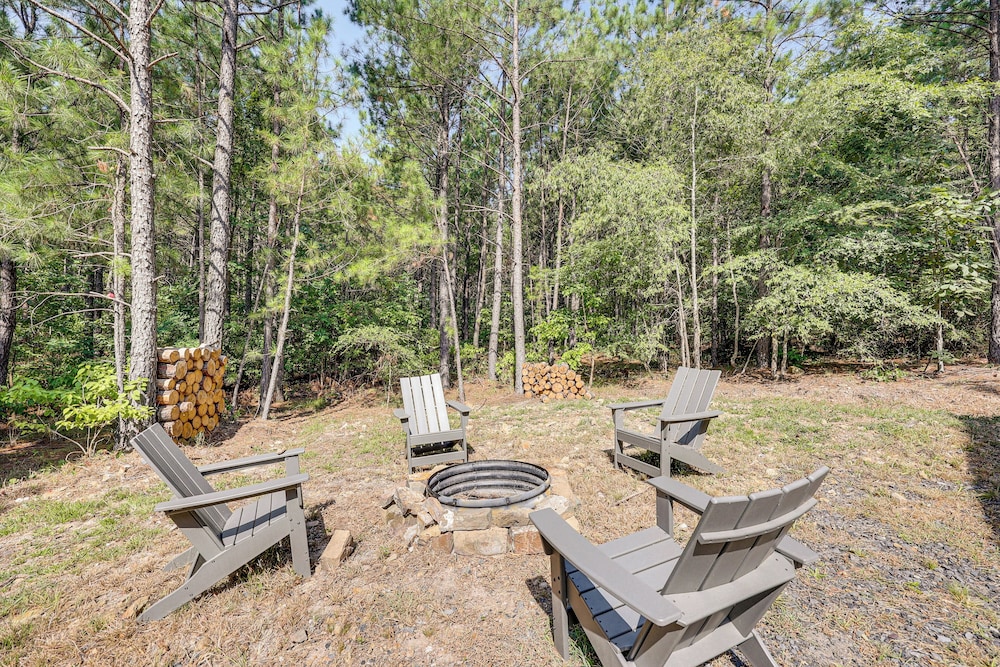 Private Hot Tub: Home 13 Mi to Broken Bow Lake