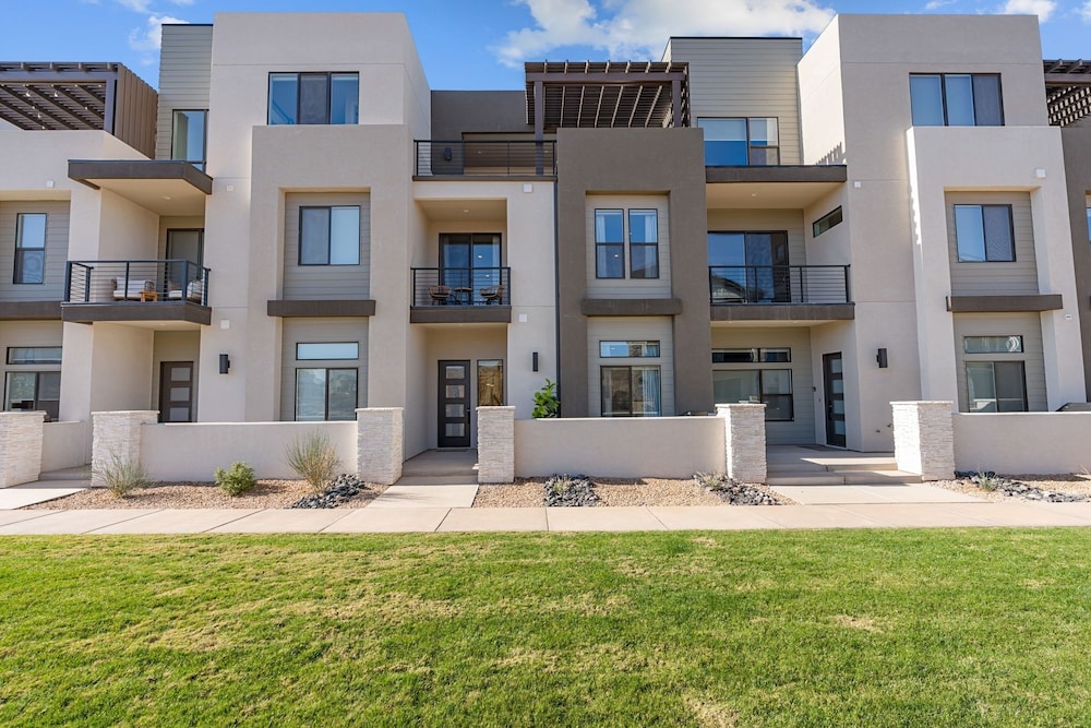 The Fish Bowl 6 Bedroom Townhouse