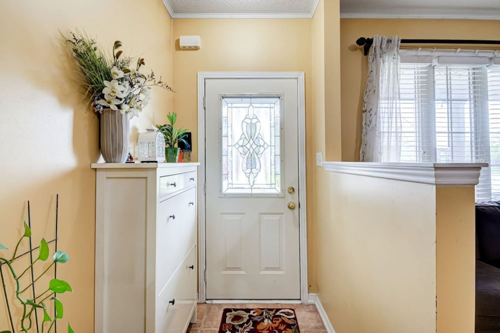 Brampton Retreat Quiet 2BR Residential Area